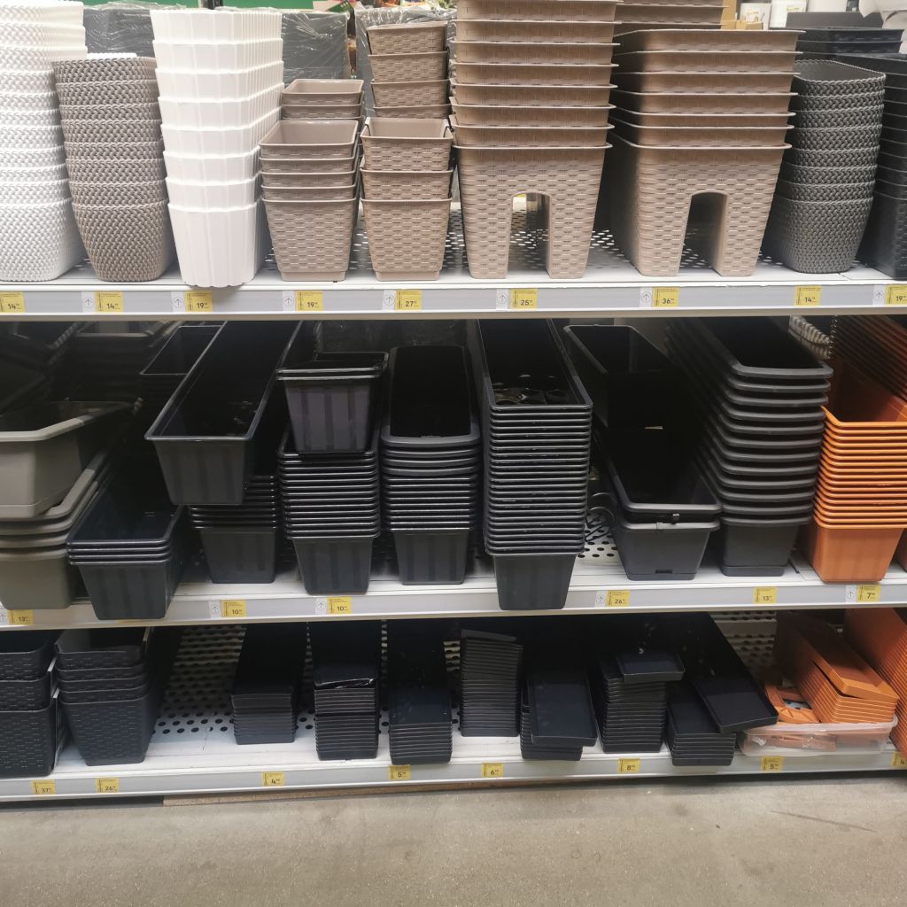 Kwietniki i stojaki na kwiaty