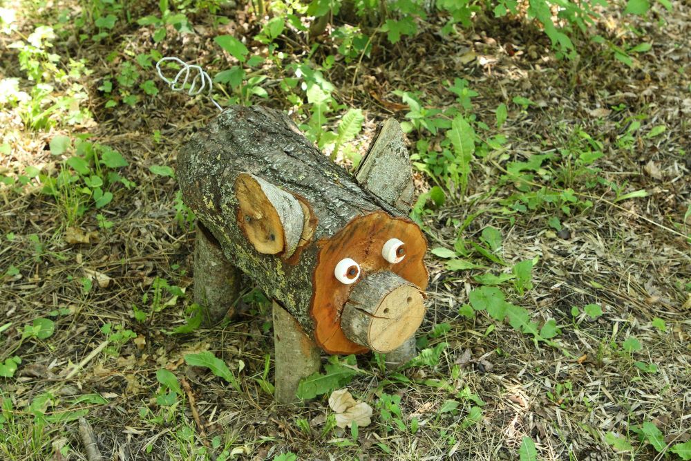 Ozdoba ogrodowa z pnia drzewa