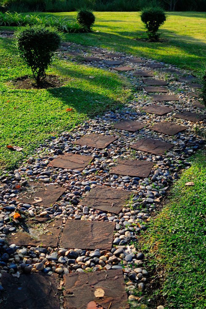 Ścieżka w ogrodzie z kamyków