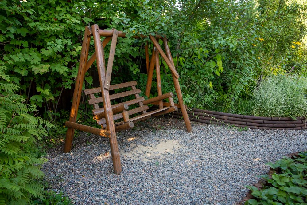Drewniana huśtawka do ogrodu