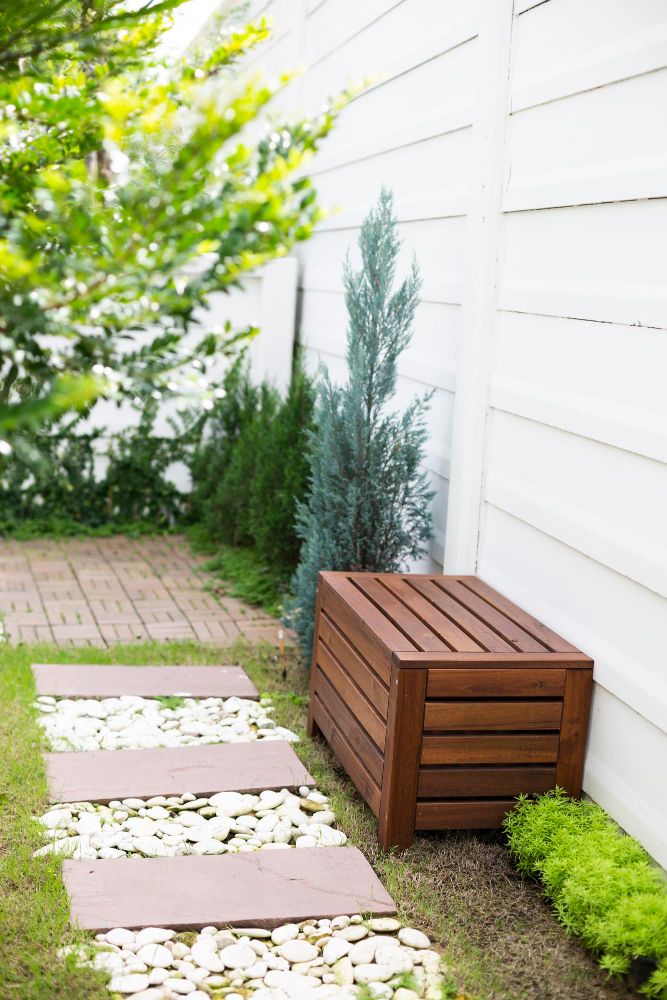 Mała architektura w ogrodzie skrzynia