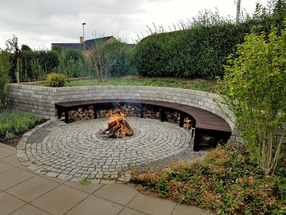 Nowoczesne ognisko w ogrodzie