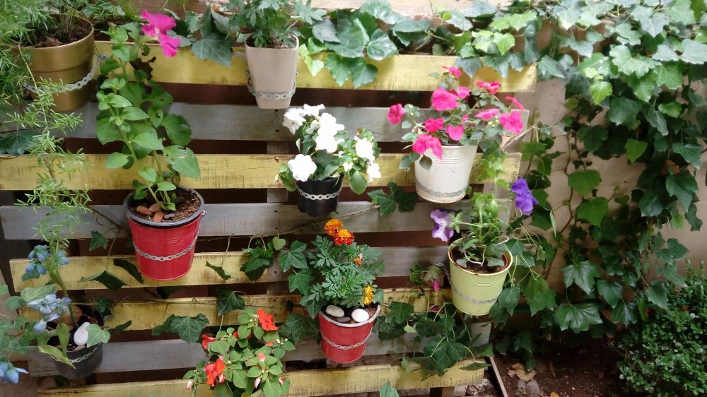 Donica z palety na kwiaty do ogrodu