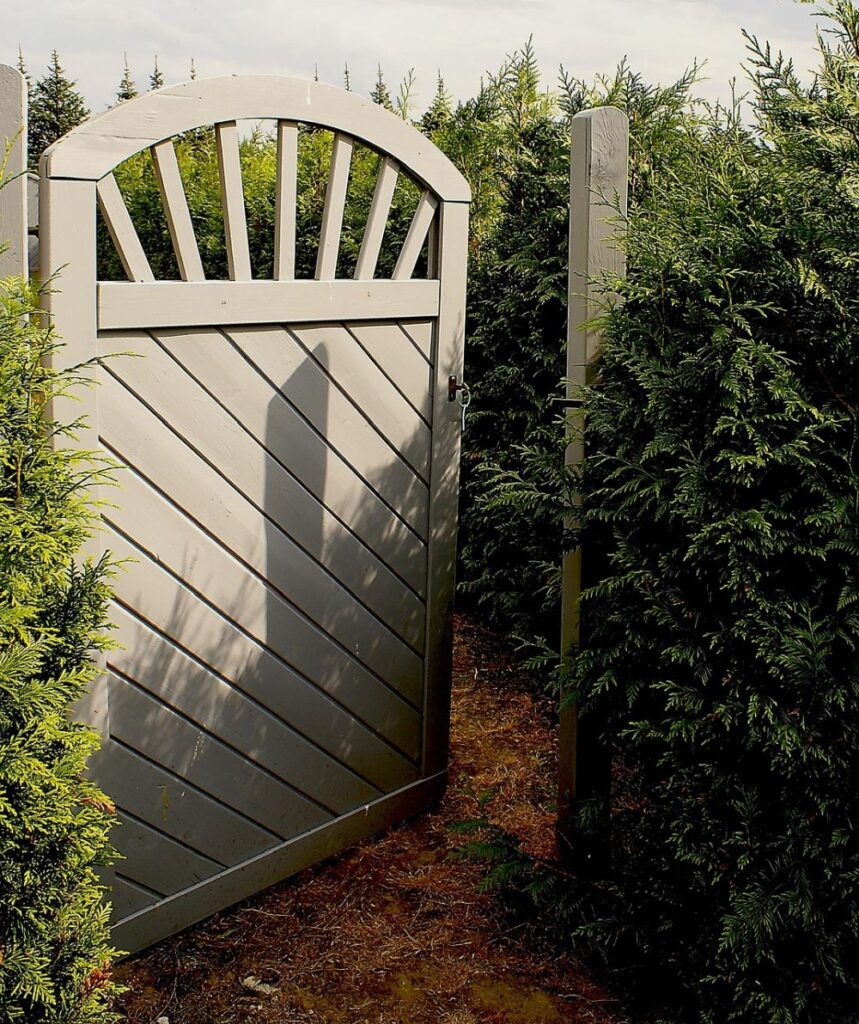 Jak zaplanować trwałe ogrodzenie ogródka i wybrać solidną furtkę