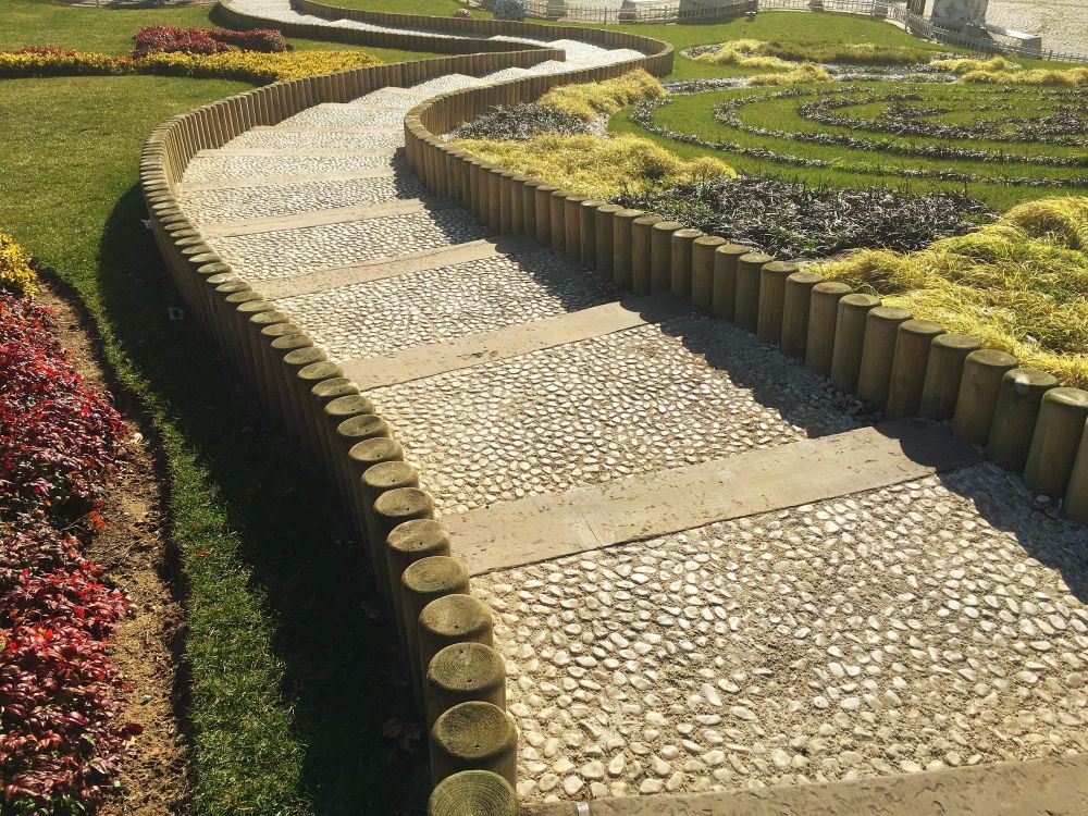 Drewniane obrzeża w ogrodzie