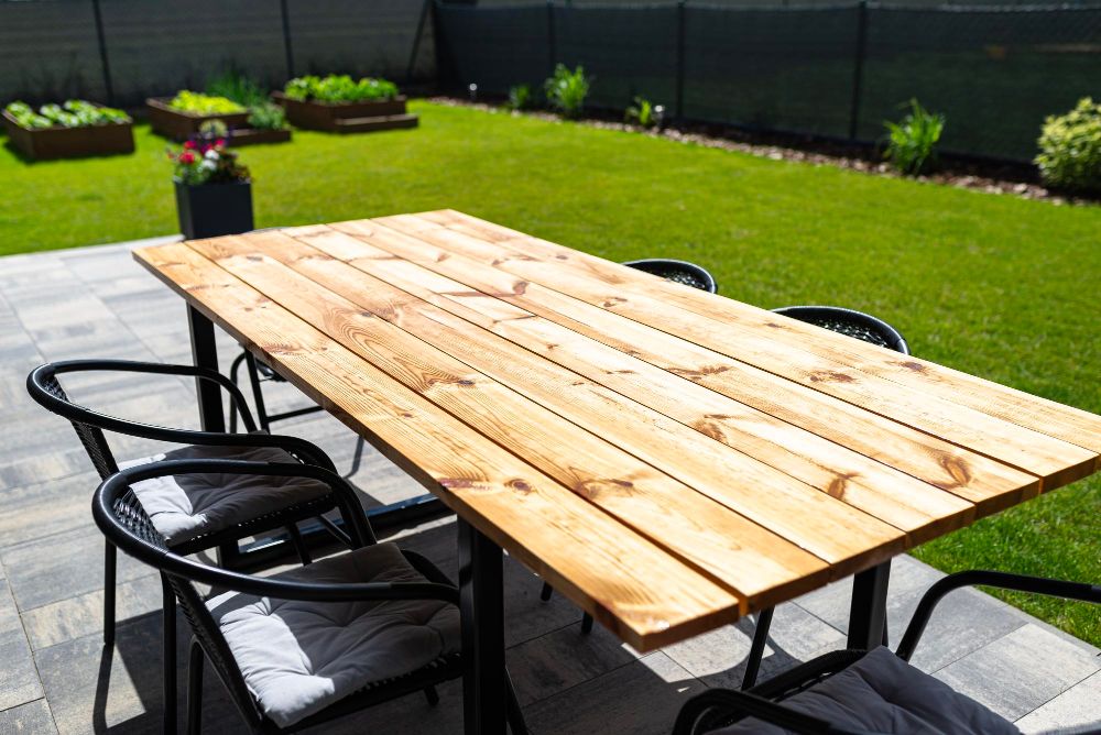 Drewniany stół ogrodowy