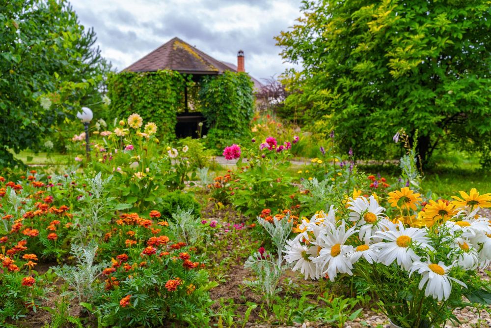 Ogród kwiatowy na wsi