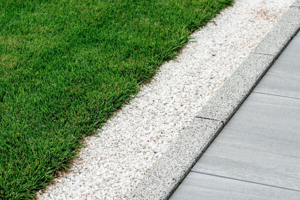 Wysypywanie kamienia w ogrodzie